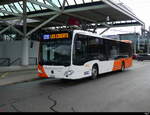 tpg - Mercedes Citaro Nr.2051  GE  962863 unterwegs auf der Linie 28 bei den tpg Haltestellen vor dem Flughafen in Genf am 24.03.2024