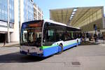 tpl Nr. 340 (Mercedes Citaro C2 O530 Hybrid) am 8.3.2025 in Lugano, Centro. Die neuste Serie der tpl Citaros weist anstelle von Rückspiegel, Rücksehkameras auf.
