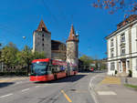 VB Biel - Hess Gelenktrolleybus der Linie 4 fährt vor dem Schloss Nidau durch in Richtung Endhaltestelle.
