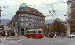Ein Trolleybus der Bieler Verkehrsbetriebe aus der zwischen 1940 und 1959 bei Berna/Hess (Elektrik SAAS) beschafften Serie Serie 21-45 im Mai 1980 auf der Linie 2 am Zentralplatz