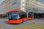 Hess Trolleybus 100, auf der Linie 3, fährt zur Haltestelle beim Bahnhof Biel. Die Aufnahme stammt vom 25.09.2021.