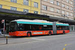 Hess Trolleybus 51, auf der Linie 1, bedient die Haltestelle beim Bahnhof Biel.