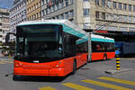 Hess Trolleybus 54, auf der Linie 1, fährt zur Haltestelle beim Bahnhof Biel. Die Aufnahme stammt vom 09.09.2022.