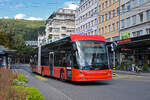 Hess Trolleybus 94, auf der Linie 4, verlässt am 09.09.2022 die Haltestelle beim Bahnhof Biel.