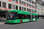 Hess Trolleybus 98 mit der Vaudoise Werbung, auf der Linie 3, bedient am 09.09.2022 die Haltestelle beim Guisanplatz.