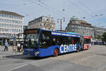 Mercedes Citaro 164 mit der Werbung f�r den Centre Br�gg, auf der Linie 2, �berquert am 08.06.2026 den Zentralplatz in Biel.