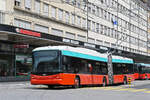 Hess Trolleybus 58, auf der Linie 1, f�hrt am 08.06.2026 zur Haltestelle beim Bahnhof Biel.