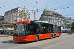 Hess Trolleybus 98, auf der Linie 3 �berquert am 08.06.2026 den Zentralplatz in Biel.
