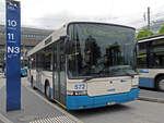 Hess Bus 572, wartet am 04.05.2010 mit der Fahrschule an der Haltestelle beim Bahnhof Luzern.