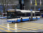VBL - Solaris Urbino  Nr.105 LU 15053 in Luzern unterwegs auf der Linie 20 bei Regen vor dem Bahnhof am 01.04.2024