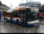 VBL - Solaris Electro  Nr.351 LU 15051 in Luzern unterwegs auf der Linie 10 bei Regen vor dem Bahnhof am 01.04.2024