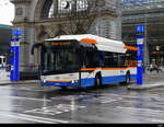 VBL - Solaris Electro Nr.352 LU 15054 in Luzern unterwegs auf der Linie 10 bei Regen vor dem Bahnhof am 01.04.2024