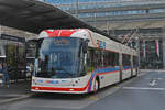 Hess Doppelgelenk Trolleybus 414, auf der Linie 1, bedient am 08.05.2026 die Haltestelle beim Bahnhof Luzern.