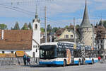 Hess Trolleybus 220, auf der Linie 7, �berquert am 08.05.2026 die Seebr�cke in Luzern.