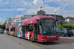 Hess Doppelgelenk Trolleybus 240 mit der Werbung f�r Ottos.ch. auf der Linie 8, �berquert am 08.05.2026 die Seebr�cke in Luzern.