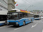 NAW Trolleybus 259, auf der Linie 4, verl�sst am 04.05.2010 die Haltestelle beim Bahnhof Luzern.