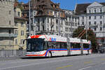 Hess Doppelgelenk Trolleybus 414, auf der Linie 1, �berquert am 08.05.2026 die Seebr�cke in Luzern.