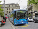 Hess Trolleybus 223 mit der Werbung f�r den Emmen Center, auf der Linie 7, bedient am 04.05.2010 die Haltestelle Wey.