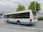Hess Bus 613, auf der Linie 11, verl�sst am 04.05.2010 die Haltestelle beim Bahnhof Luzern.