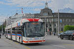 Hess Doppelgelenk Trolleybus 421, auf der Linie 1, �berquert am 08.05.2026 die Seebr�cke in Luzern.