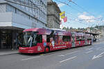 Hess Doppelgelenk Trolleybus 240 mit der Werbung f�r Ottos.ch, auf der Linie 8, bedient am 08.05.2026 die Haltestelle beim Bahnhof Luzern.