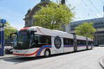 Hess Doppelgelenk Trolleybus 241, auf der Linie 2, wartet am 08.05.2026 an der Haltestelle beim Bahnhof Luzern.