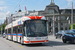 Hess Doppelgelenk Trolleybus 417, auf der Linie 8, �berquert am 08.05.2026 die Seebr�cke in Luzern.