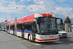 Hess Doppelgelenk Trolleybus 415, auf der Linie 1, �berquert am 08.05.2026 die Seebr�cke in Luzern.