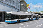 Hess Trolleybus 218, auf der Linie 6, bedient am 08.05.2026 die Haltestelle beim Bahnhof Luzern.