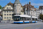 Hess Trolleybus 218, auf der Linie 6, �berquert am 08.05.2026 die Seebr�cke in Luzern.