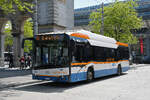 Solaris Elektrobus 353, auf der Linie 10, wartet am 08.05.2026 an der Haltestelle beim Bahnhof Luzern.
