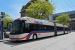 Hess Doppelgelenk Trolleybus 420, auf der Linie 2. wartet am 08.05.2026 an der Haltestelle beim Bahnhof Luzern.