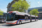 Hess Doppelgelenk Trolleybus 235, auf der Linie 2, wartet am 08.05.2026 an der Haltestelle beim Bahnhof Luzern.