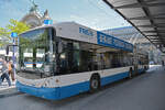 Hess Trolleybus 223, auf der Linie 4, wartet am 08.05.2026 an der Haltestelle beim Bahnhof Luzern.