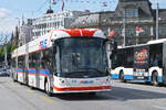 Hess Doppelgelenk Trolleybus 413, auf der Linie 1, �berquert am 08.05.2026 die Seebr�cke in Luzern.