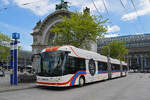 Hess Doppelgelenk Trolleybus 241, auf der Linie 2, wartet am 08.05.2026 an der Haltestelle beim Bahnhof Luzern.