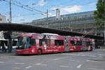 Hess Doppelgelenk Trolleybus 240 mit der Werbung f�r Ottos.ch, auf der Linie 8, bedient am 08.05.2026 die Haltestelle beim Bahnhofplatz in Luzern.