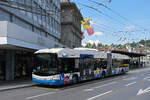 Hess Trolleybus 226 wartet am 08.05.2026 mit der Fahrschule an der Haltestelle beim Bahnhof Luzern.