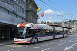 Hess Doppelgelenk Trolleybus 406, auf der Linie 1, bedient am 08.05.2026 die Haltestelle beim Bahnhof Luzern.