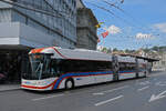 Hess Doppelgelenk Trolleybus 234, auf der Linie 8, bedient am 08.05.2026 die Haltestelle beim Bahnhof Luzern.