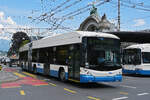 Hess Trolleybus 225, auf der Linie 5, verl�sst am 08.05.2026 die Haltestelle beim Bahnhofplatz in Luzern.
