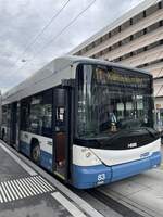 VBZ - Hess Trolley Nr.83 unterwegs auf der Linie 31 am 19.Oktober.2023 an der Haltestelle Bahnhof Altstetten 