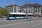 Hess Trolleybus 160, auf der Linie 46, überquert am 12.04.2024 die Bahnhofbrücke in Zürich. 