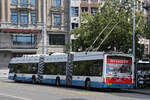 Hess Doppelgelenk Trolleybus 73, auf der Linie 31, bedient am 11.07.2025 die Haltestelle beim Bahnhofplatz in Z�rich.