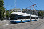 Hess Doppelgelenk Trolleybus 11, auf der Linie 31, �berquert am 24.07.2026 die Bahnhofbr�cke in Z�rich.