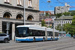 Hess Doppelgelenk Trolleybus 68, auf der Linie 31, f�hrt am 24.07.2026 zur Haltestelle beim Bahnhofplatz in Z�rich.