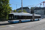 Hess Trolleybus 161, auf der Linie 46, �berquert am 24.07.2026 die Bahnhofbr�cke in Z�rich.