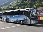 MB Tourismo Jungfrau Bus am 13.8.17 vor dem Bahnhof Interlaken Ost parkiert.