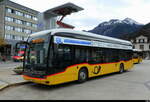 Postauto - Mercedes e Citaro BE 610539 beim Nachladen mit Strom vor dem Bhf. in Interlaken West am 01.11.2025