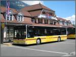 Bus 114 der STI mit dem Ziel Thun steht am 18.07.2010 vor dem Bahnhof Interlaken Ost.